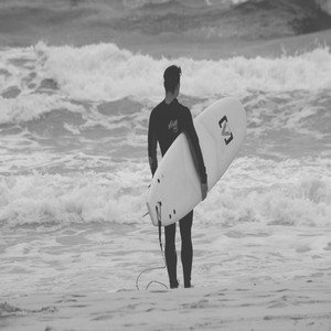 La historia de los bolsos bilbaínos que nacieron de un traje de surf